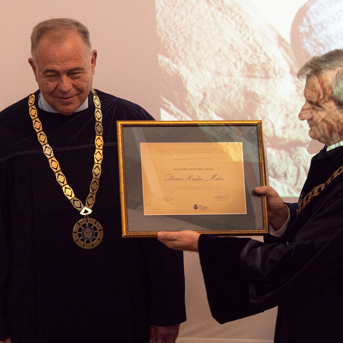 2688301_700x700_crop_478b24840a